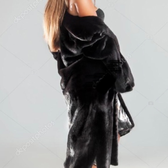 The Perfect Look of a Ranch Mink Coat, Female Skins - Picture 2 of 16